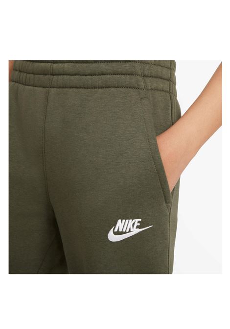 PANTALONI CLUB FLEECE VERDE OLIVA RAGAZZI NIKE | Pantaloni | FD3008-325