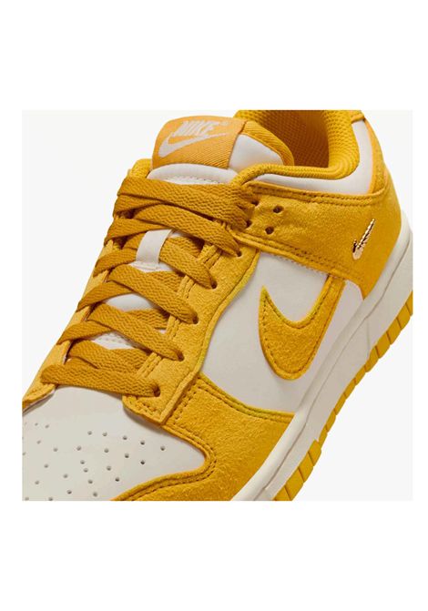 Scarpe Nike Dunk Low Gold Mini Swoosh Giallo Donna NIKE | Sneakers | IB4417-101